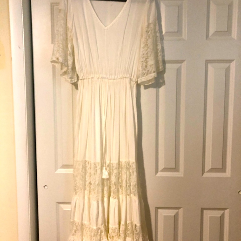 White long flown dress with lace inserts